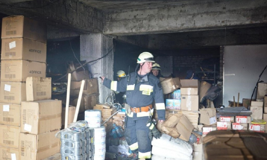 Пожар в Днепре: сотрудники ГСЧС тушили склад канцтоваров 