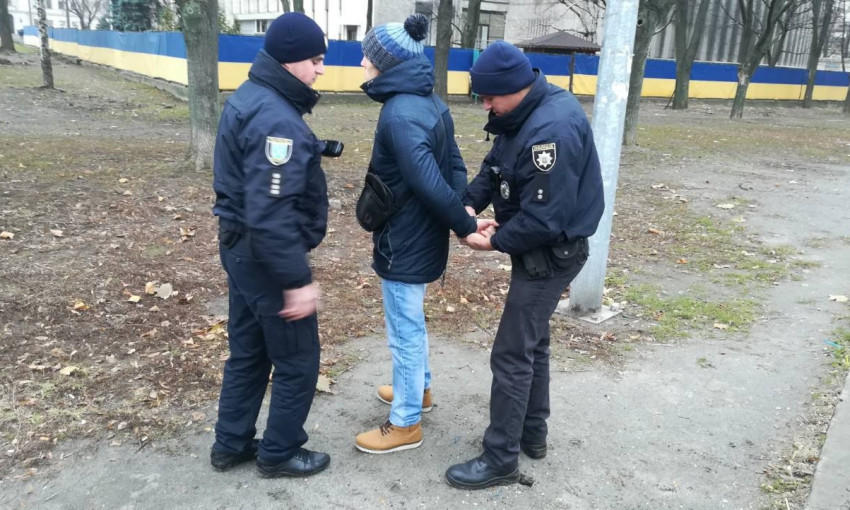 Полицейские Днепра надели наручники на продавца кофе 