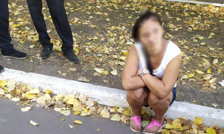 На Днепропетровщине девушка ограбила прохожую на улице 