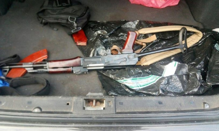 В Днепре полицейские нашли в автомобиле автомат и патроны
