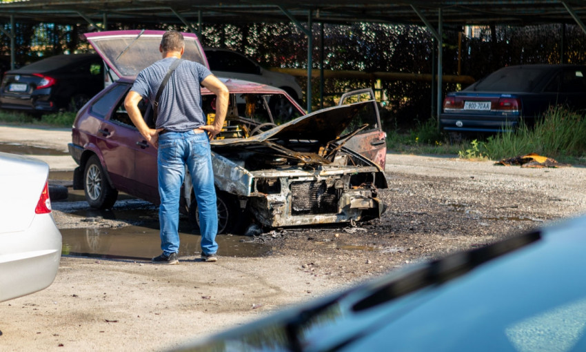 Пожар в Днепре: на стоянке горел автомобиль ВАЗ