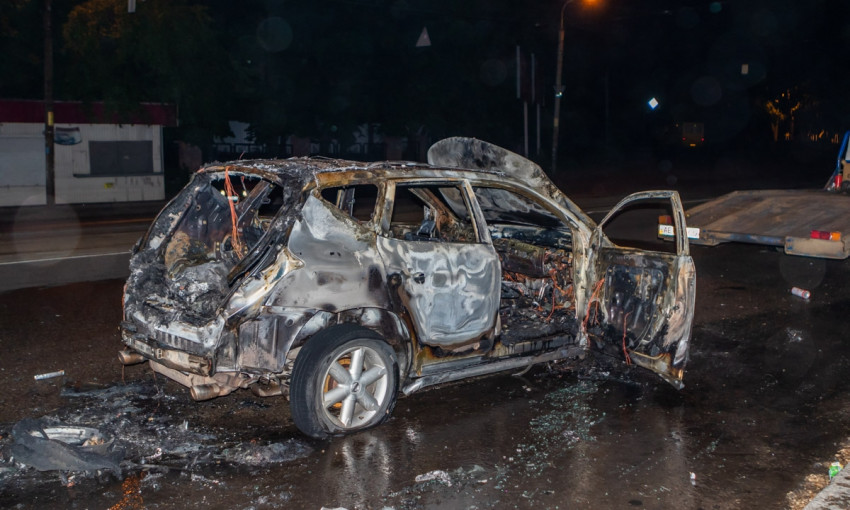 Пожар в Днепре: сотрудники ГСЧС тушили автомобиль Nissan