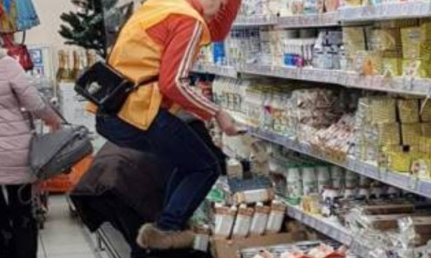 В супермаркете Днепра сотрудница магазина залезла на прилавок в сапогах