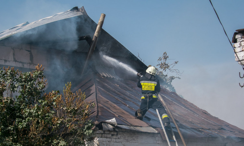 Пожар в Днепре: сотрудники ГСЧС тушили крышу дома