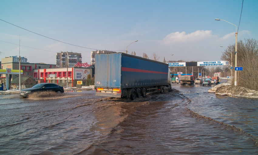 Мокрый Днепр: большая лужа появилась на Запорожском шоссе 