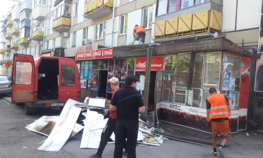 Днепр против МАФов: на проспекте Гагарина демонтировали киоск 