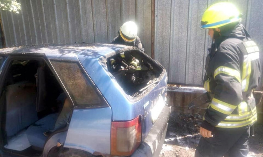 Пожар в Днепре: сотрудники ГСЧС тушили автомобиль Fiat