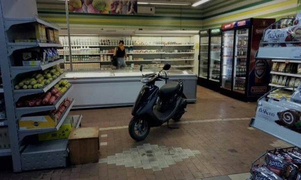 На Днепропетровщине скутер заехал прямо в супермаркет