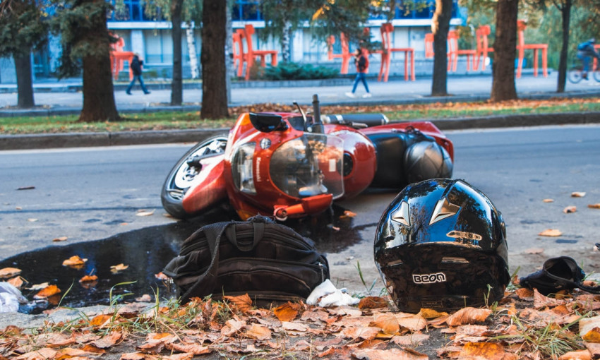 ДТП в Днепре: возле ДНУ столкнулись Honda и мотоцикл