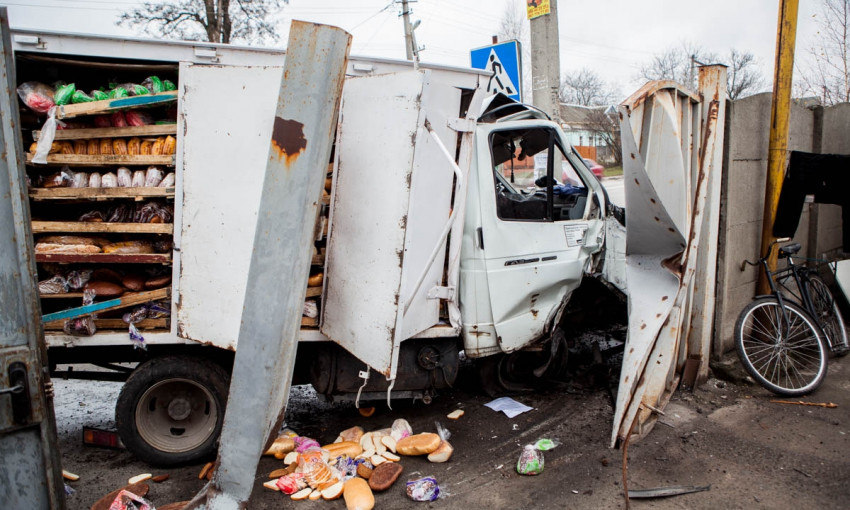 ДТП в Днепре: грузовик с хлебом врезался в забор