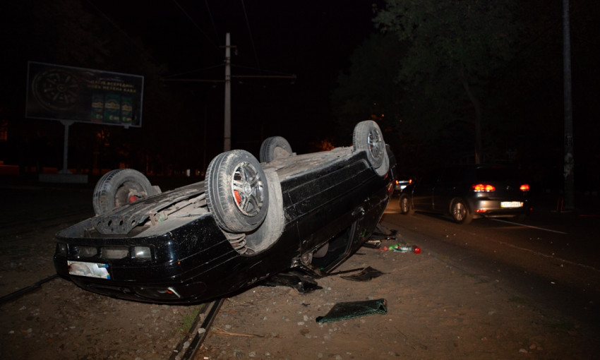 ДТП в Днепре: на трамвайных путях перевернулся автомобиль 