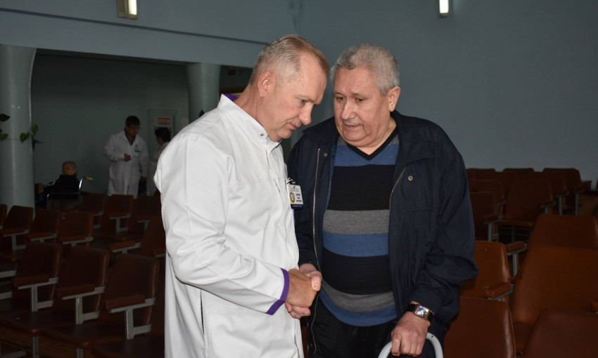 В Днепре врачи Мечникова помогли маломобильному пенсионеру 