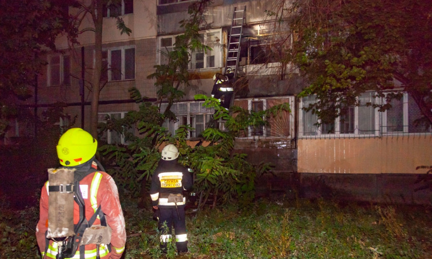 Пожар в Днепре: сотрудники ГСЧС тушили многоэтажку