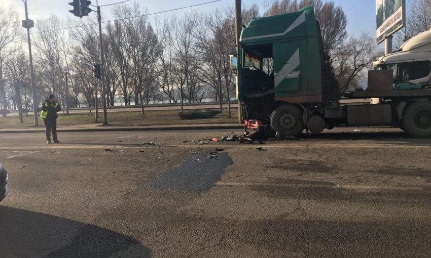 ДТП в Днепре: на дороге столкнулись Mercedes, фура и маршрутка