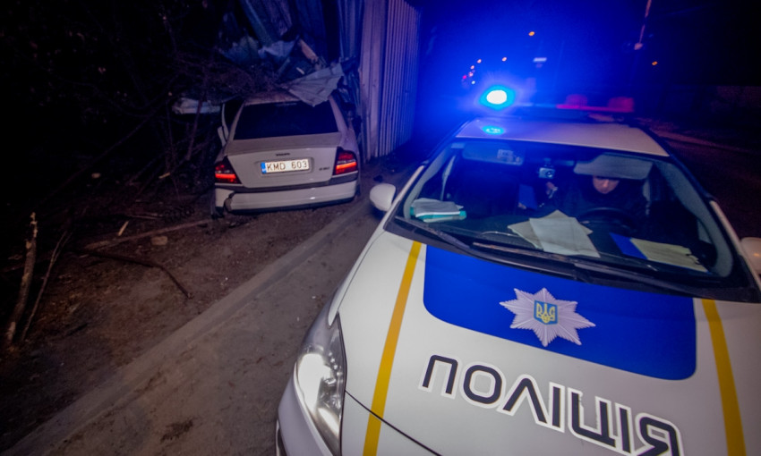 ДТП в Днепре: автомобиль врезался в забор