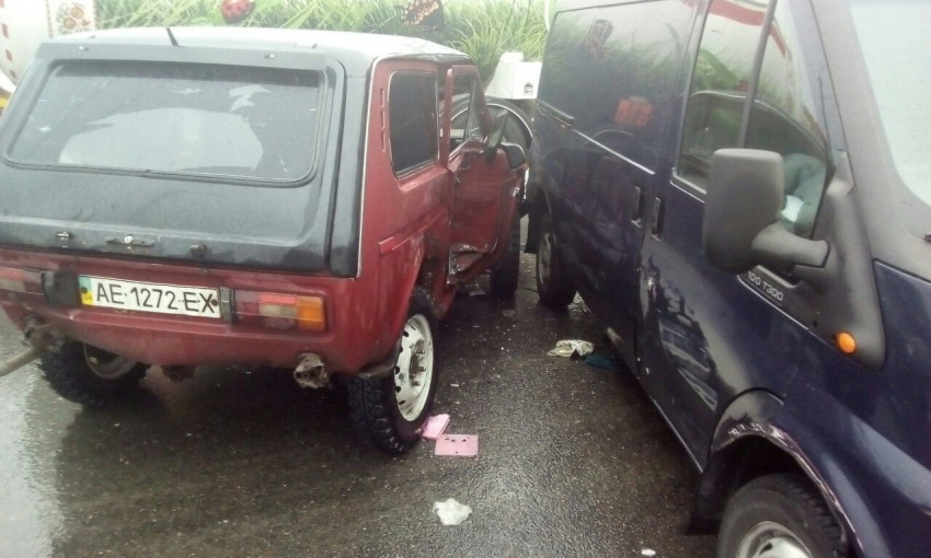 ДТП в Днепре: два автомобиля столкнулись на перекрестке