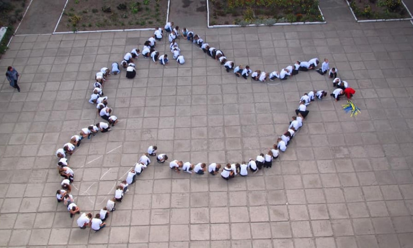 Мирный Днепр: школьники отметили Международный день мира