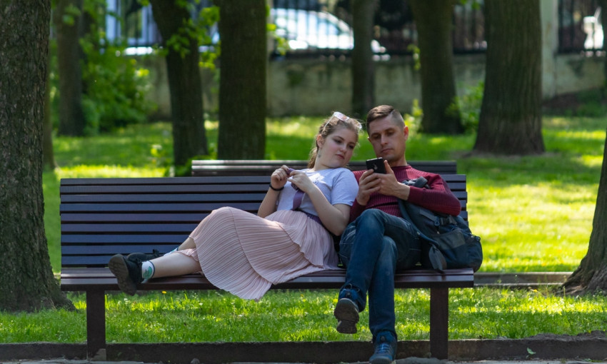 Весенний Днепр: горожане отдыхают в парке Шевченко 