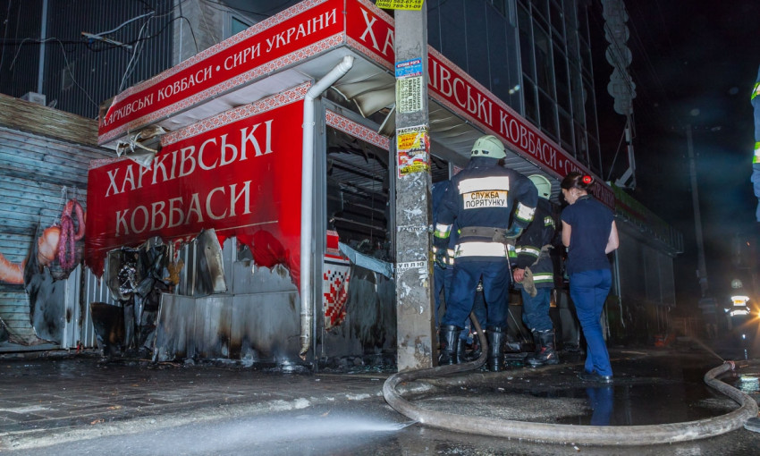 Пожар в Днепре: сотрудники ГСЧС тушили колбасный киоск
