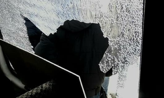 Нетрезвые днепряне разбили стекло в маршрутке 