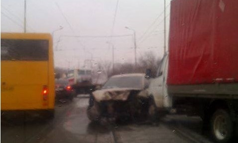 Авария в Днепре: легковое авто столкнулось с грузовиком 