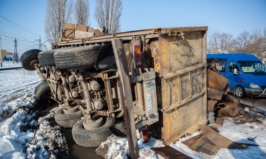 ДТП в Днепре: на дороге перевернулся кузов грузового авто