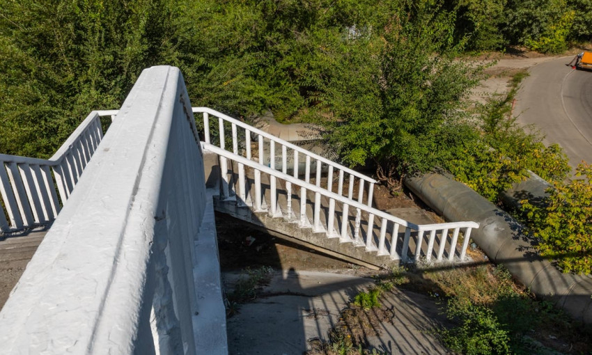 В Днепре на Новом мосту покрасили лестницу