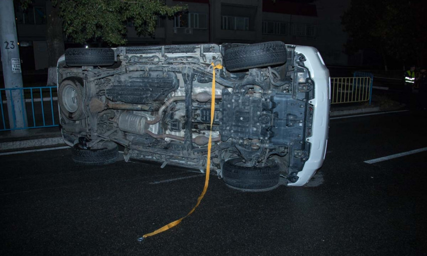 ДТП в Днепре: водитель перевернувшегося авто скрылся с места аварии 