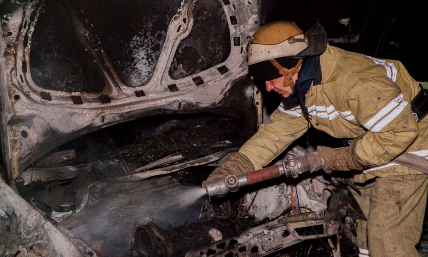 Пожар в Днепре: возле многоэтажного дома загорелись автомобили 