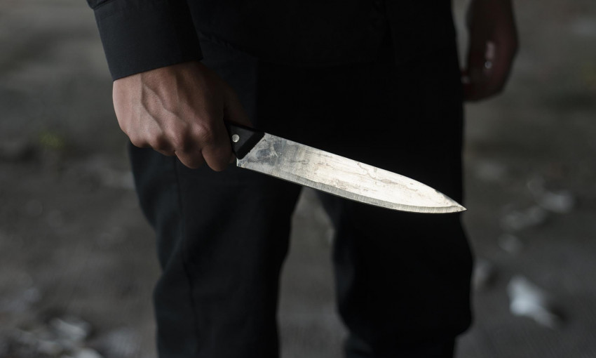 Житель Днепропетровщины напал с ножом на сожителя своей матери 