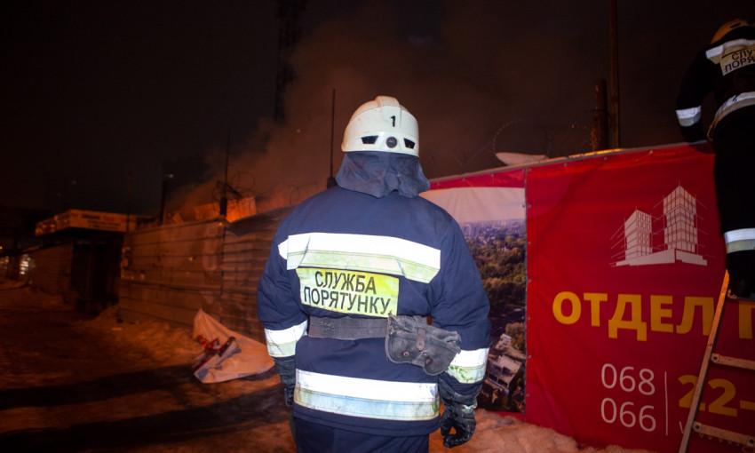 Пожар в Днепре: сотрудники ГСЧС тушили стройку возле ТРЦ «Дафи»