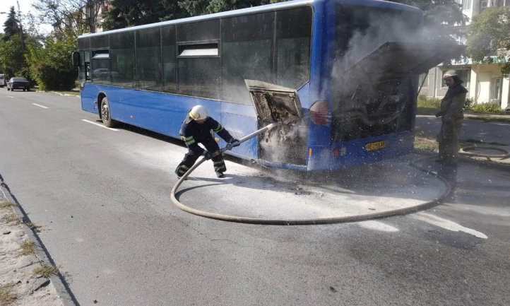 Пожар под Днепром: сотрудники ГСЧС тушили автобус 