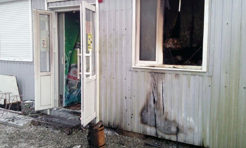 Пожар в Подгородном: сотрудники ГСЧС тушили продуктовый магазин