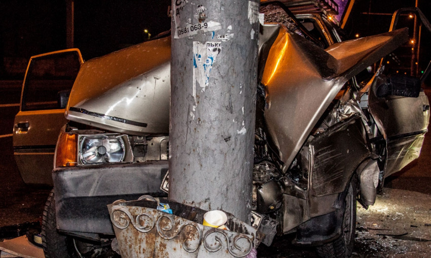 ДТП в Днепре: пьяный водитель врезался в электроопору