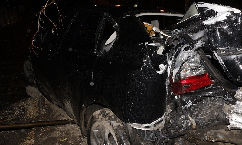 ДТП в Днепре: на Гагарина автомобиль врезался в электроопору 