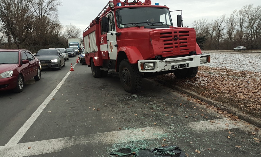 ДТП в  Днепре: на дороге столкнулись пожарная машина и Mitsubishi 