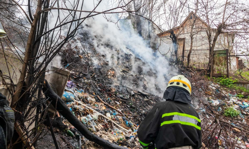 Пожар в Днепре: сотрудники ГСЧС тушили свалку
