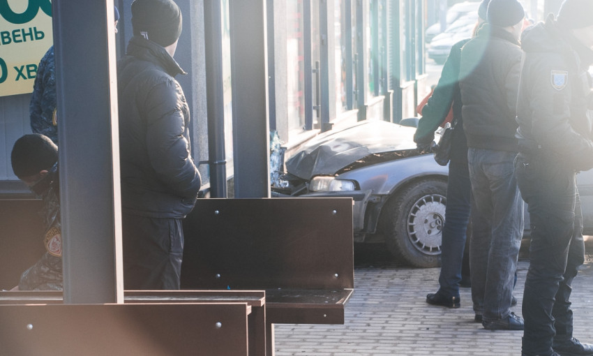 ДТП в Днепре: авто врезалось в витрину «Готівочки»