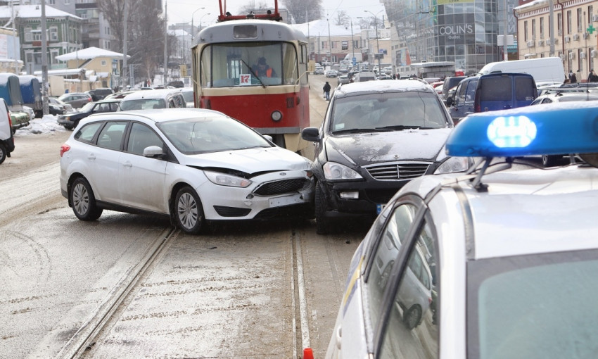 ДТП в Днепре: на трамвайных путях столкнулись два авто 