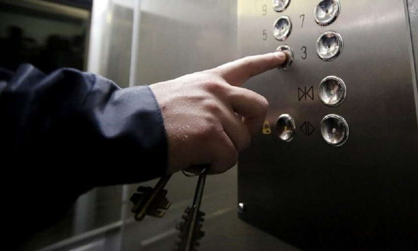 На Днепропетровщине сотрудники ГСЧС застряли в лифте 