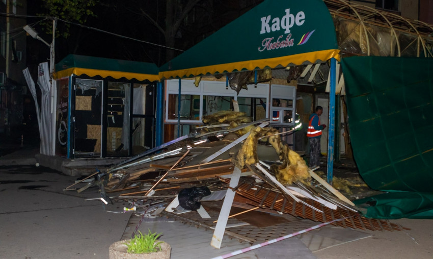 Днепр против МАФов: коммунальщики демонтировали кафе «Любава»
