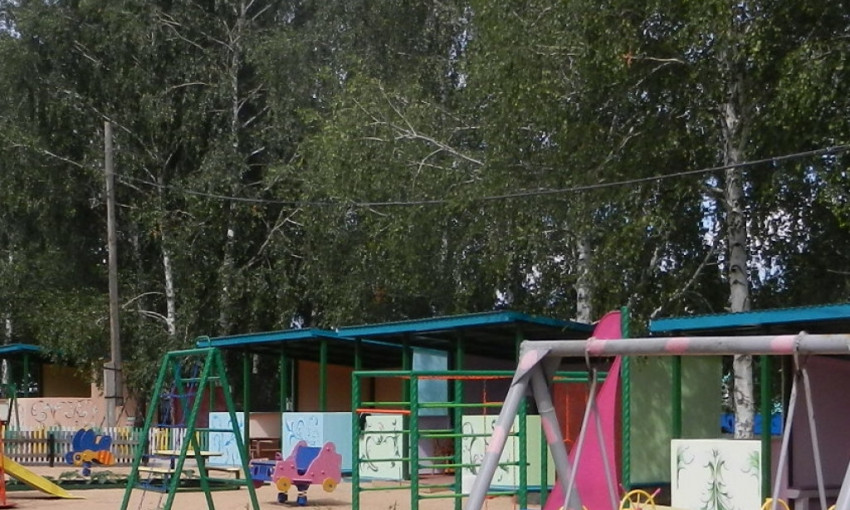 Древопад в Днепре: старое дерево упало на детскую площадку