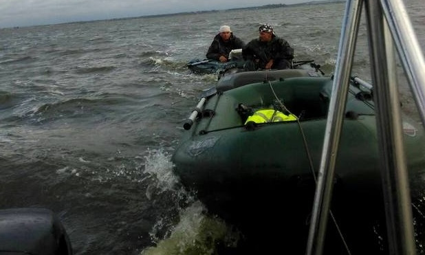 В Днепре рыбаков унесло на надувной лодке 