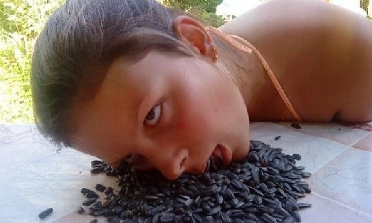 Семечки со вкусом жуков: жительница Днепра нашла в семечках "сюрприз"