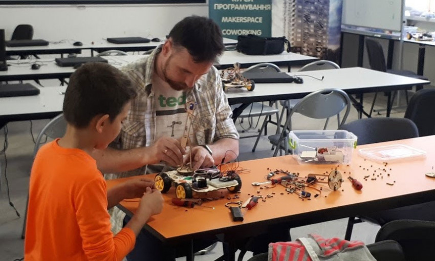 На Днепропетровщине выбрали учителей для школ робототехники
