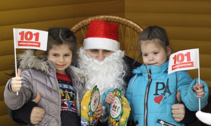 В Днепре пожарный Дед Мороз поздравлял малышей