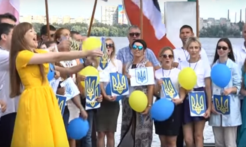 В Днепре состоялся патриотический флешмоб «Тризуб - це Україна»