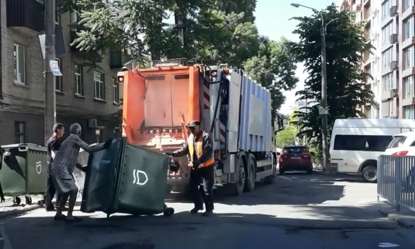 Днепряне недовольны обращением коммунальщиков с мусорными баками