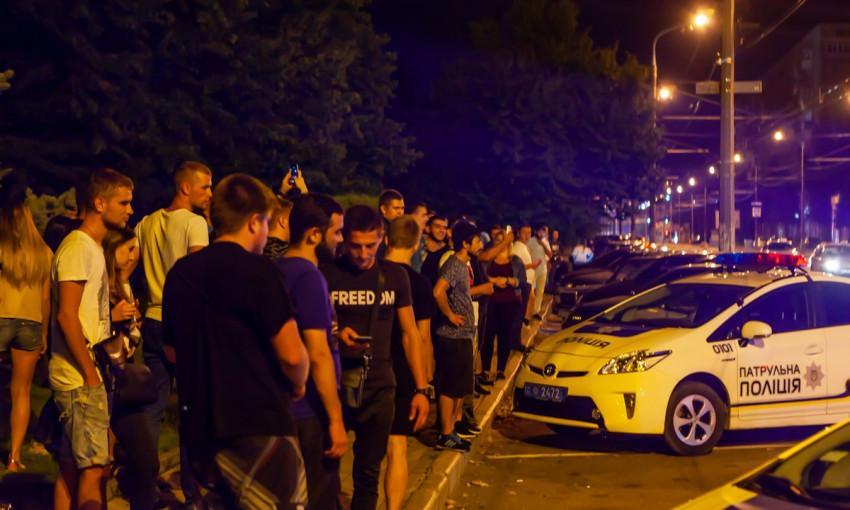 ЧП в Днепре: горожане порезали шины полицейского автомобиля 