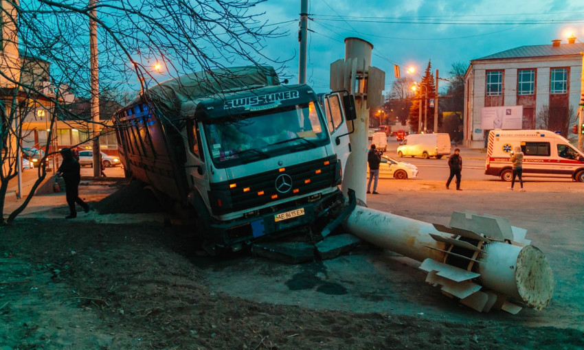 ДТП в Днепре: на проспекте Мазепы зерновоз столкнулся с BMW 